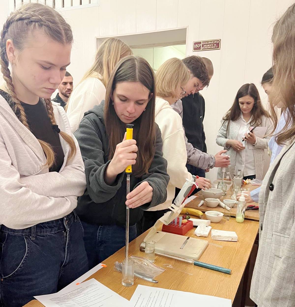  Учасники заходу беруть участь у виконанні практичних завдань.jpg